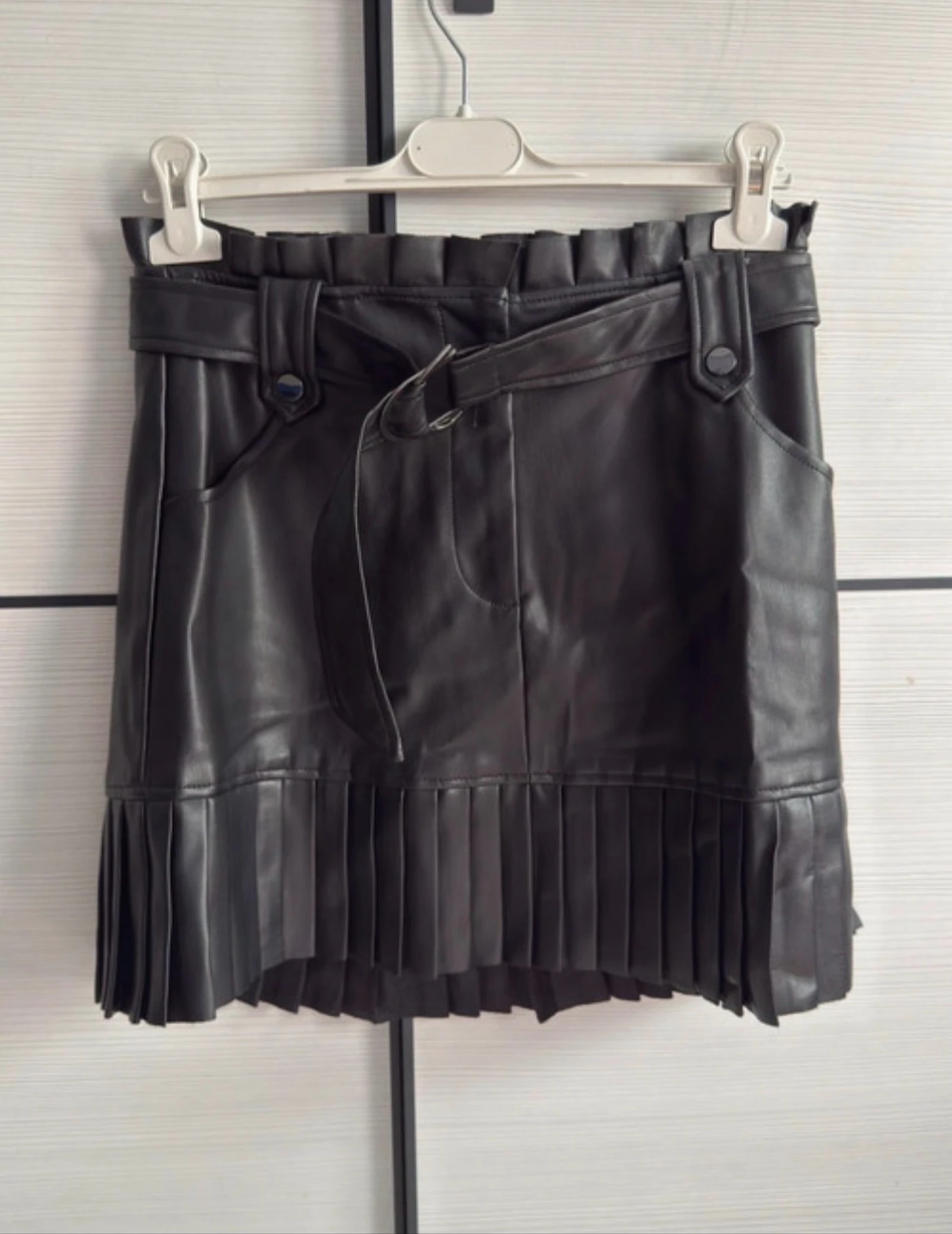 Saia de efeito couro com bainha plissada da Zara (Tamanho M) – photo 2